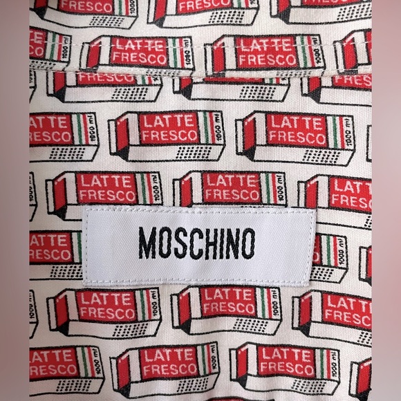 Moschino Men’s Button Up Red on White "LATTE FRESCO" Motive Shirt Size 39/15.5 - Picture 2 of 6